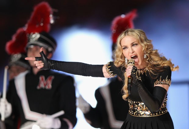INDIANAPOLIS, IN - FEBRUARY 05:  Singer Madonna performs during the Bridgestone Super Bowl XLVI Halftime Show at Lucas Oil Stadium on February 5, 2012 in Indianapolis, Indiana.  (Photo by Ezra Shaw/Getty Images) (Foto: Getty Images)