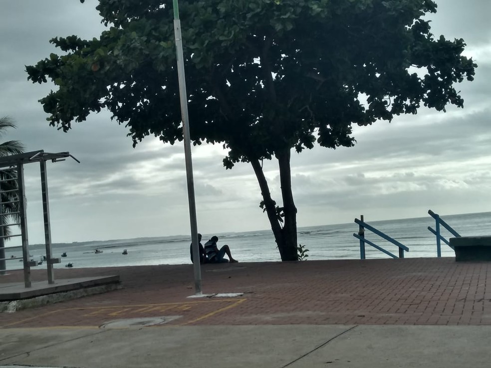 Pessoas estavam sentadas na orla de Maceió, mesmo com bloqueio — Foto: Carolina Sanches/TV Gazeta