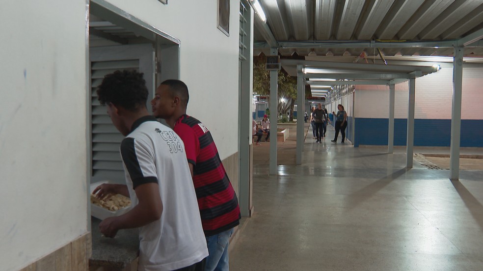Escolas públicas do Distrito Federal oferecem apenas água e biscoito na merenda — Foto: TV Globo/Reprodução