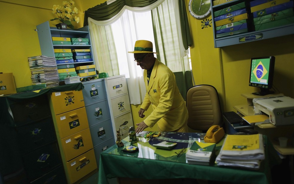 O advogado Nelson Paviotti, de Campinas, fez uma promessa de que só vestiria roupas com as cores do Brasil se a seleção ganhasse a Copa do Mundo de1994. Seu escritório, sua casa e seus veículos também são verde-amarelos (Foto: Nacho Doce/Reuters)