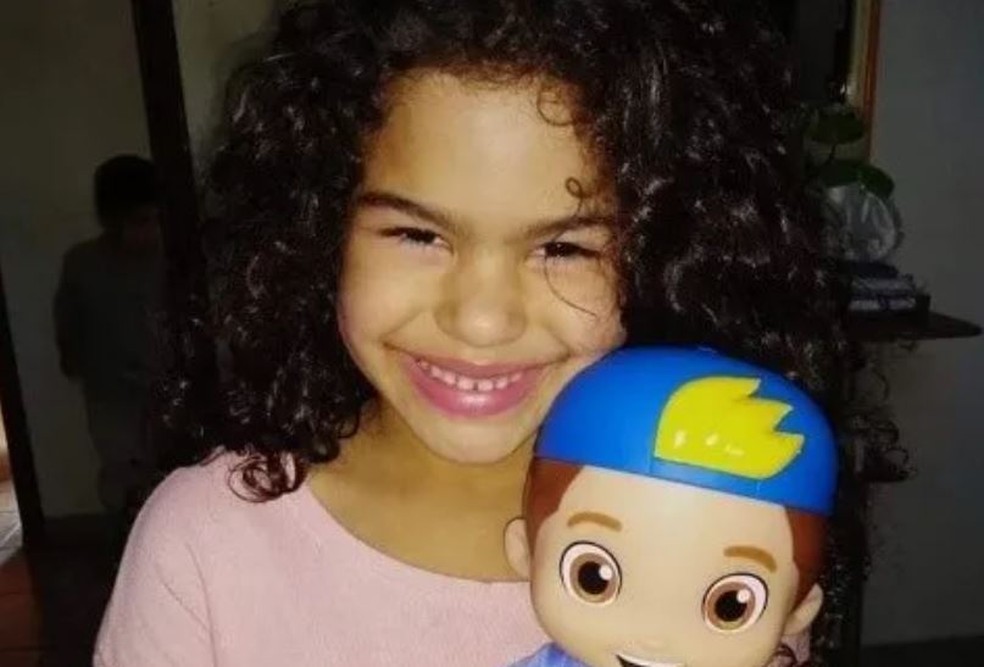Criança de 7 anos morre após banco cair sobre ela em Ribeirão Bonito — Foto: Reprodução/acidade on
