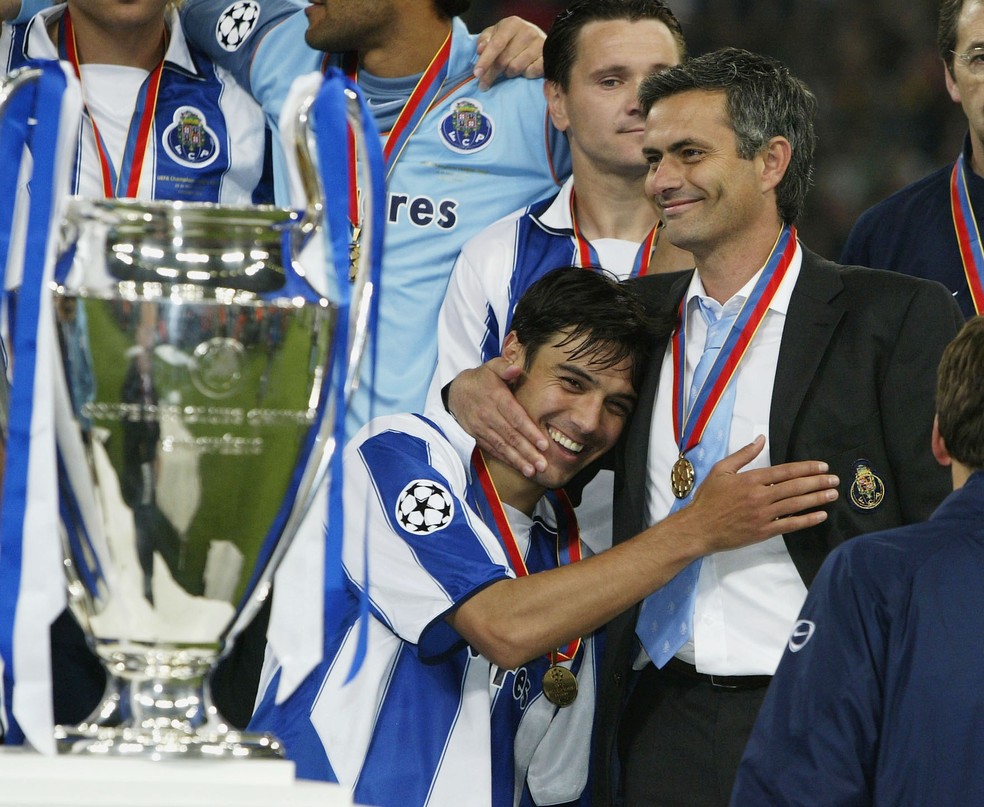 Mourinho comemora título da Liga dos Campeões pelo Porto com Nuno Valente — Foto: Alex Livesey/Getty Images