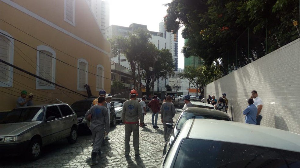 Por causa da queda do poste, que atingiu dois carros, imóveis ficaram sem energia no bairro das Graças, no Recife (Foto: Isabella Lôbo/WhatsApp)