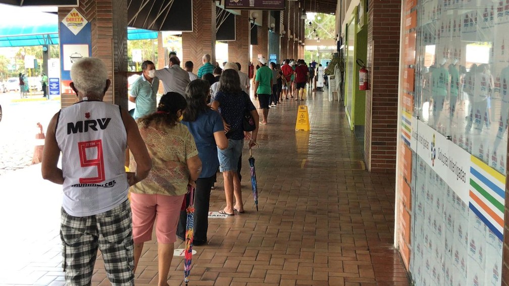 Vacinação de idosos a partir de 66 anos no Via Direta, em Natal — Foto: Geraldo Jerônimo/Inter TV Cabugi