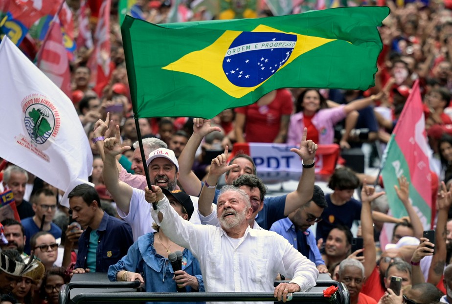 Lula agita uma bandeira do Brasil durante campanha em Belo Horizonte, Minas Gerais.