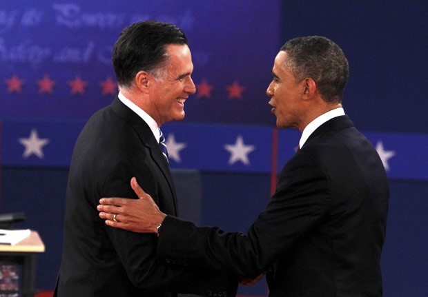 O republicano Mitt Romney e o democrata Barack Obama se cumprimentam antes do debate desta terça-feira (16) em Nova York (Foto: AFP)