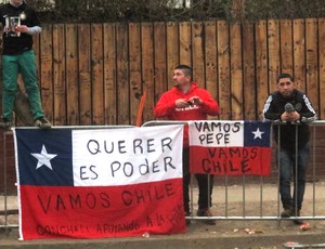 "Querer é poder", diz faixa de apoio na porta do CT do Chile (Foto: Marcelo Hazan)