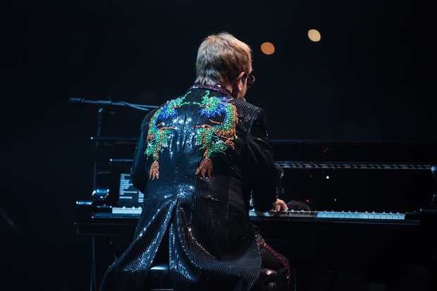 Elton John veste Gucci (Foto: Divulgação)