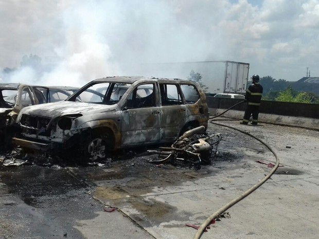 Carros após colisão envolvendo diversos veículos na BR-232, em Jaboatão, neste sábado (1º) (Foto: Divulgação/PRF)