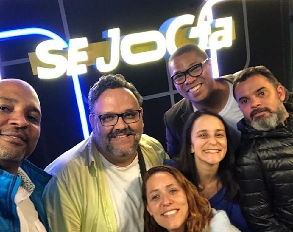  Jornalista e roteirista Marcio Tadeu dos Santos durante as gravações do programa 'Se Joga' — Foto: Reprodução/Facebook