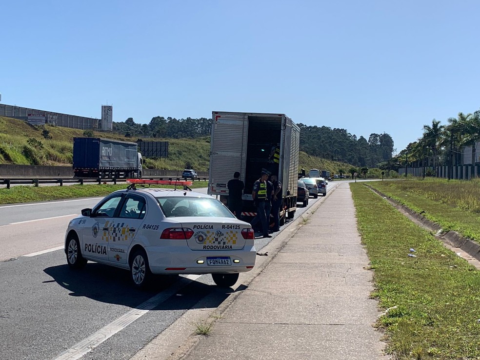 Quadrilha atacou caminhão e roubou armas na Rodovia Anhanguera, em Jundiaí (SP) — Foto: Antonio Ferreira/TV TEM