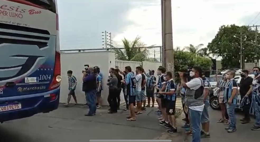 Torcedores recebem Grêmio com festa para jogo com o Cuiabá pela Copa do Brasil