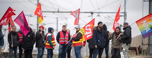 Sindicalistas fecham linha de trem em Quimper, Oeste da França. Desde janeiro,  há protestos e greves no país contra reforma da previdência — Foto: FRED TANNEAU/AFP