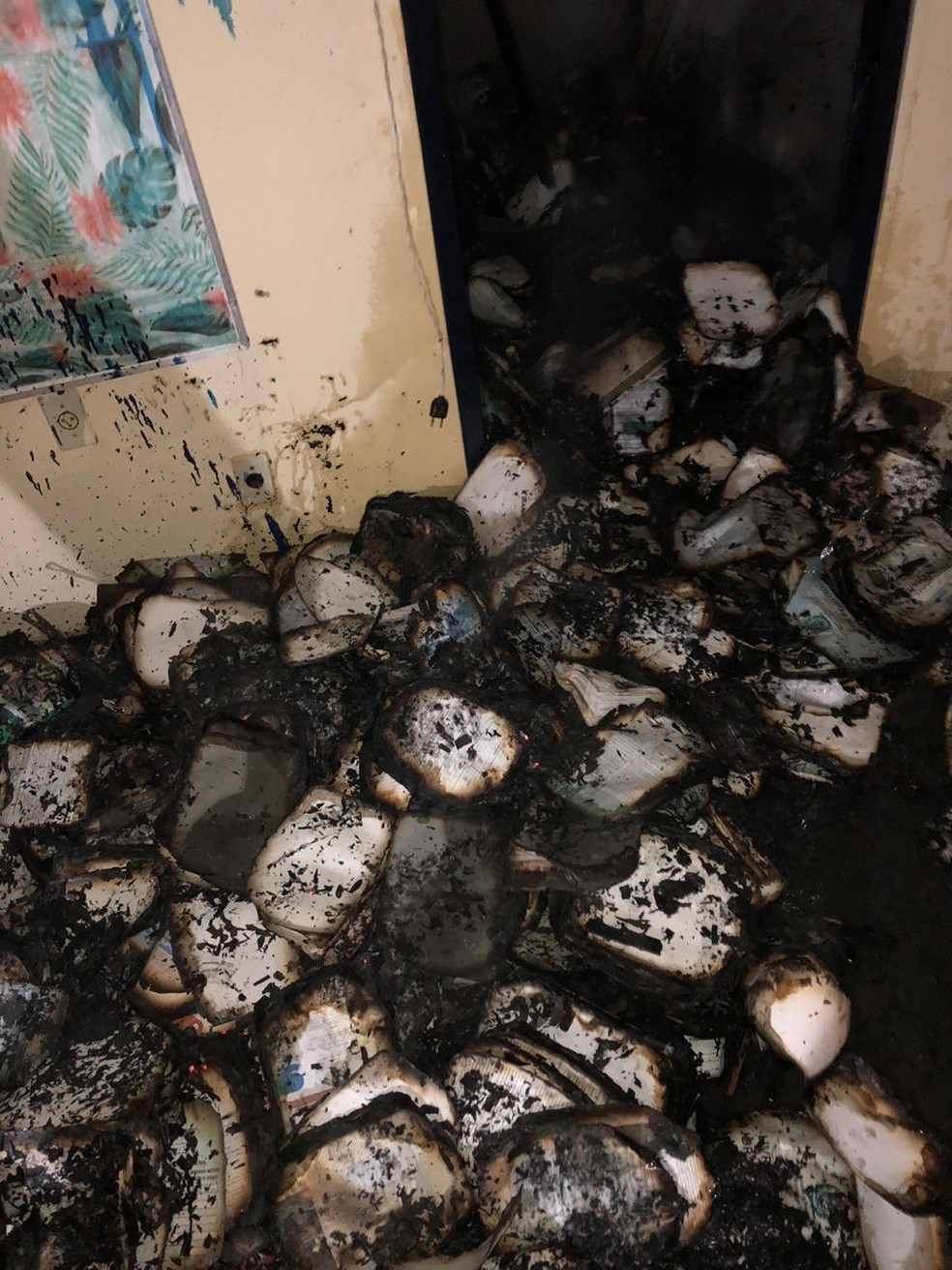 Parte da escola queimada em Águas Belas — Foto: Arquivo pessoal