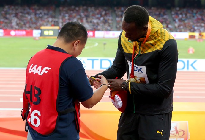 Usain Bolt camera Tao Song acidente atletismo Mundial Pequim (Foto: Getty Images)