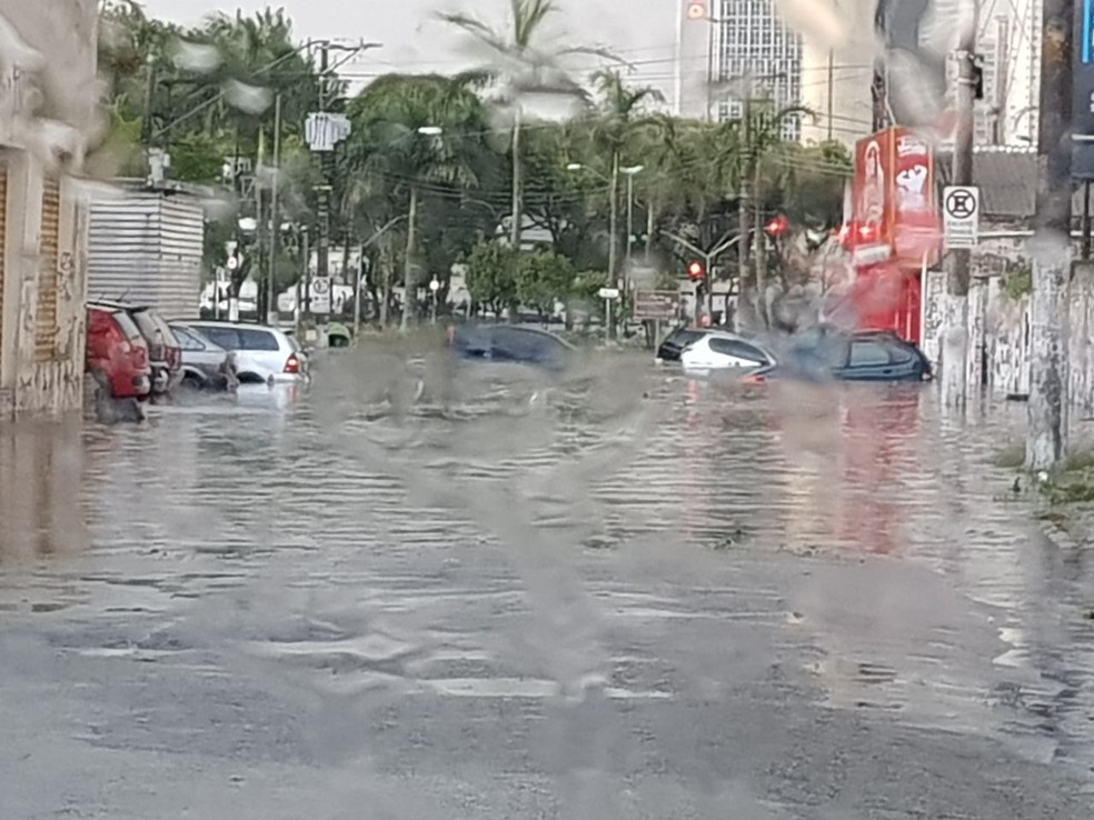 Rua Santa Filomena, perto do Paço Municipal de São Bernardo do Campo está alagada após chuva de granizo (Foto: Paulo Fernando da Silva )