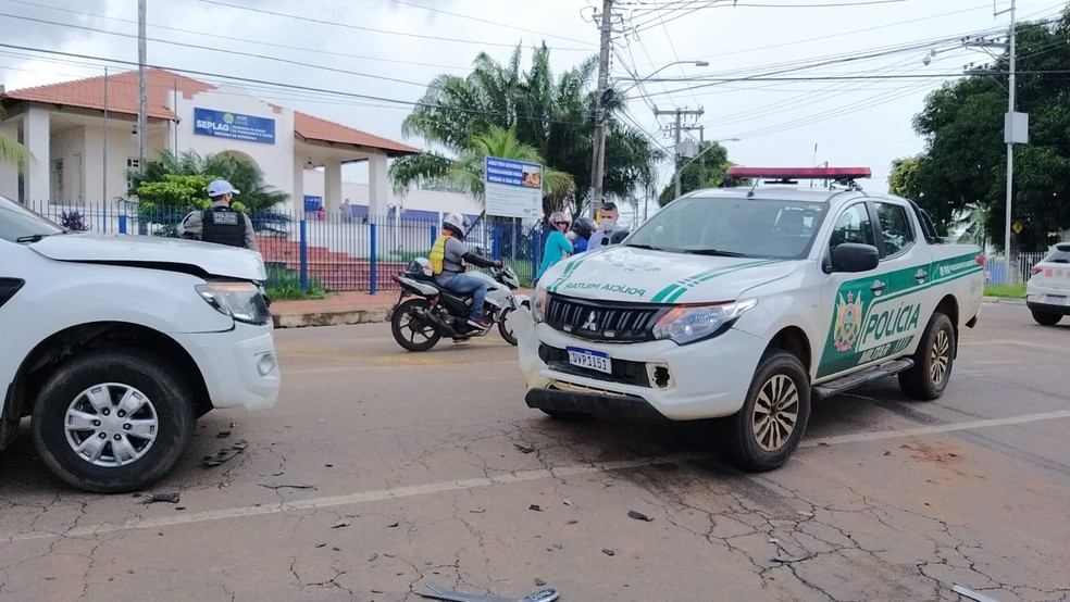 Carro da PM-AC se envolveu em acidente durante perseguição — Foto: Eldérico Silva/Rede Amazônica Acre