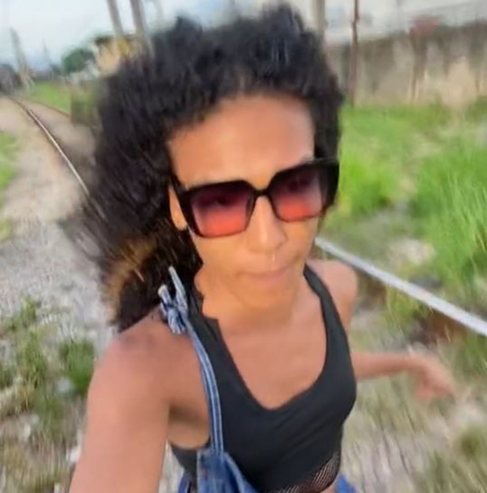 Lian Mersi correndo pela via ferra da Supervia — Foto: Reprodução 