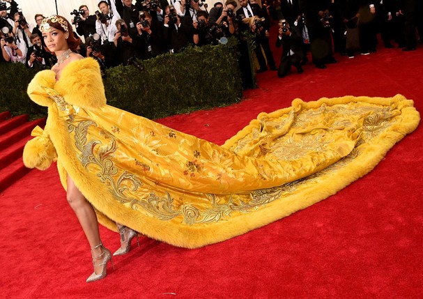 No Met Gala de 2015, Rihanna virou completamente o jogo no longo amarelo da chinesa Guo Pei. A peça, impressionante, demorou dois anos para ficar pronta, num processo artesanal que levou 50 mil horas. Nem a modelo que usou o look na passarela, em 2012, co (Foto: Getty Images)