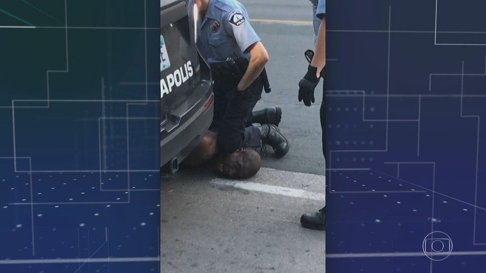 George Floyd sendo imobilizado pelo policial Derek Chauvin — Foto: Jornal Nacional/ Reprodução