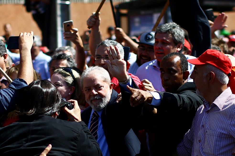 Ex-presidente Lula recebe apoio de aliados antes de depor a Moro em Curitiba nesta terça-feira (13) (Foto: Heuler Andrey/AFP)