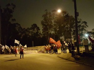 Trabalhadores protestam com faixas e cartazes em frente à Repar  (Foto: Divulgação / Sindipetro)