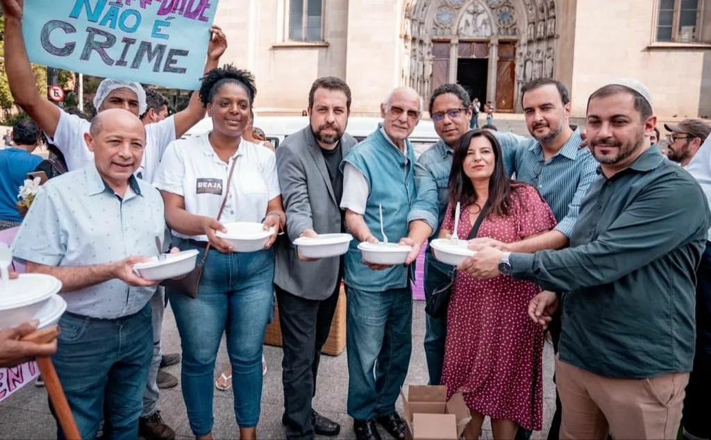 Deputados e vereadores fazem vistoria em redes de acolhimento à população em situação de rua da cidade de SP 