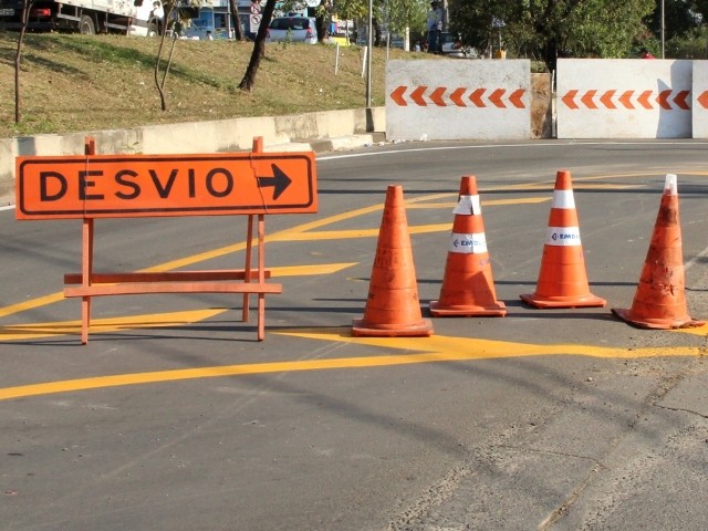Trecho da Rua Charles Miller fica bloqueado no distrito do Ouro Verde nesta 2ª, em Campinas; veja linhas de ônibus impactadas
