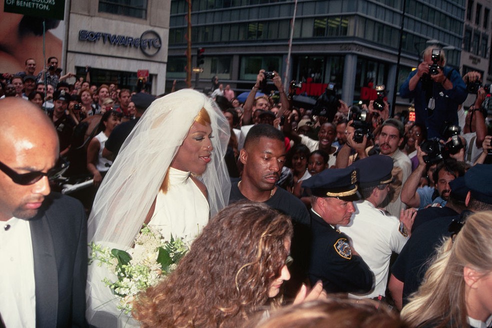 Dennis Rodman vestido de noiva em 1996 — Foto: Mitchell Gerber/Getty Images
