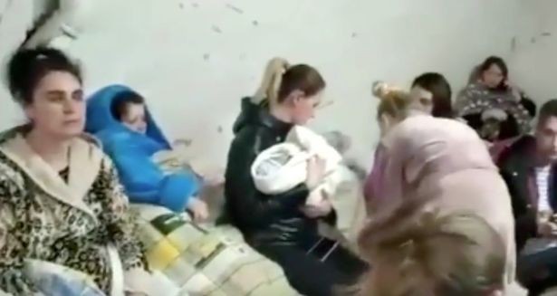 Mães embalam seus bebês recém-nascidos, em um abrigo antibomba na Ucrânia (Foto: Reprodução/Mirror)