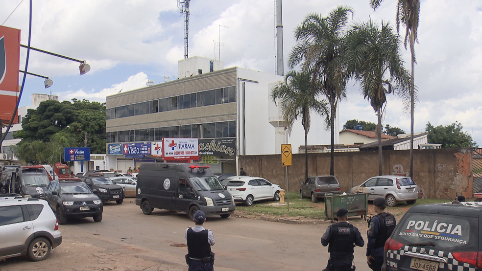 Apartamento em Vicente Pires de onde militar saiu atirando (Foto: TV Globo/Reprodução)