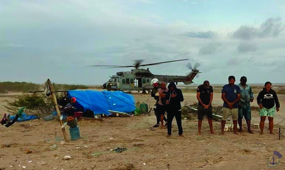 Tripulantes resgatados por militares da Marinha — Foto: Reprodução / Marinha do Brasil