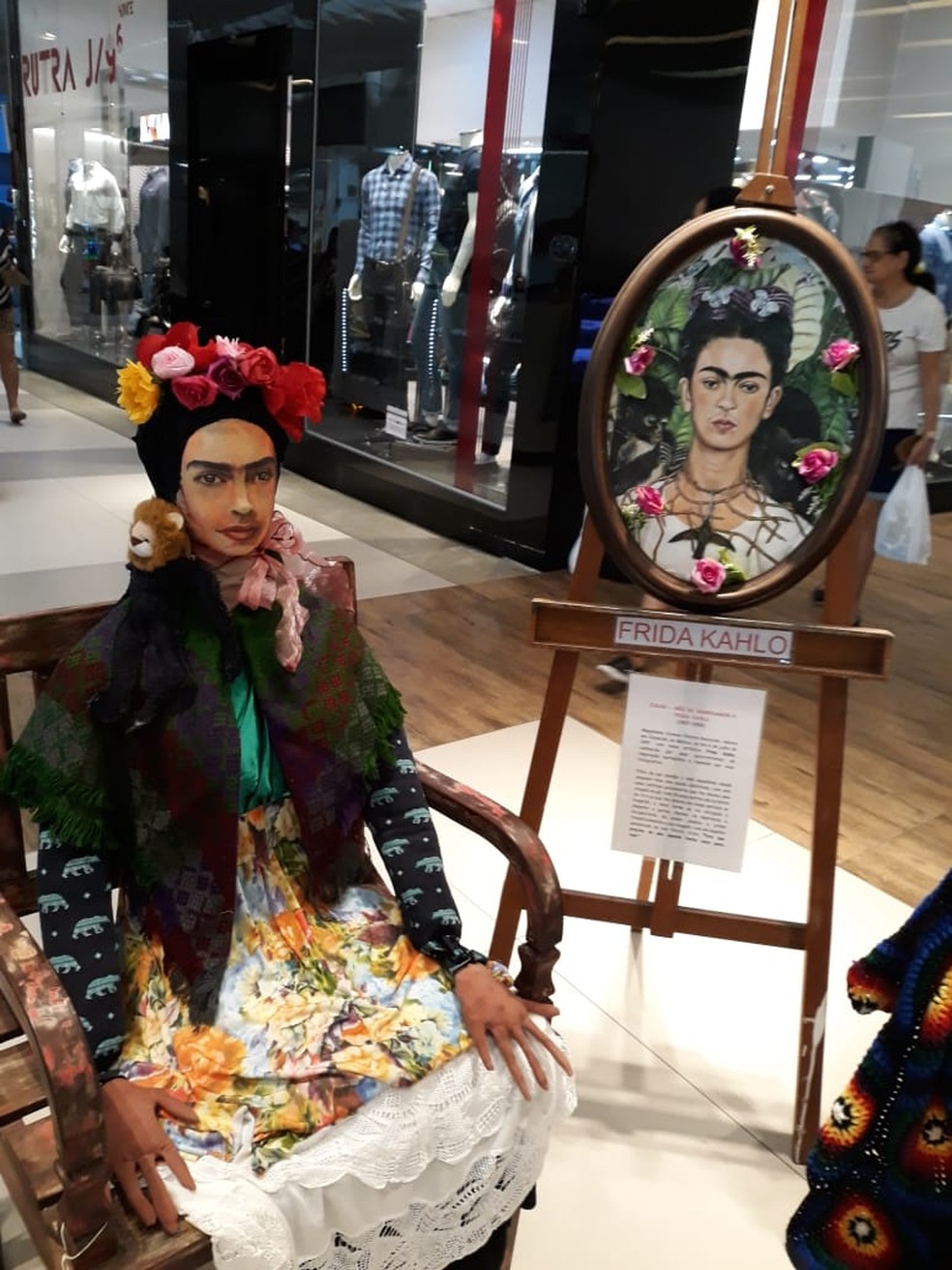 Fridas em tamanho real fazem parte da exposição no Shopping Cidade Jardim (Foto: Divulgação)