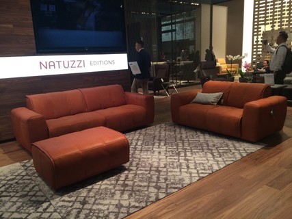 Generosos sofás de couro chamaram a atenção para a marca ítalo-brasileira Natuzzi. Na entrada do estande, destaque para o modelo B941