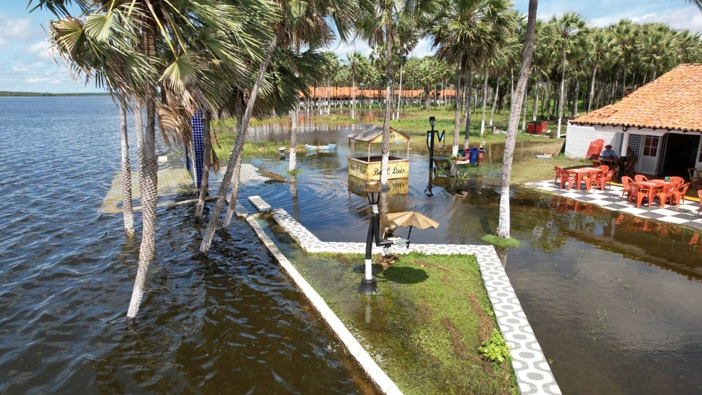 Lagoa do Portinho, em Parnaíba, litoral do Piauí, transborda após chuvas — Foto: Tiago Mendes/TV Clube