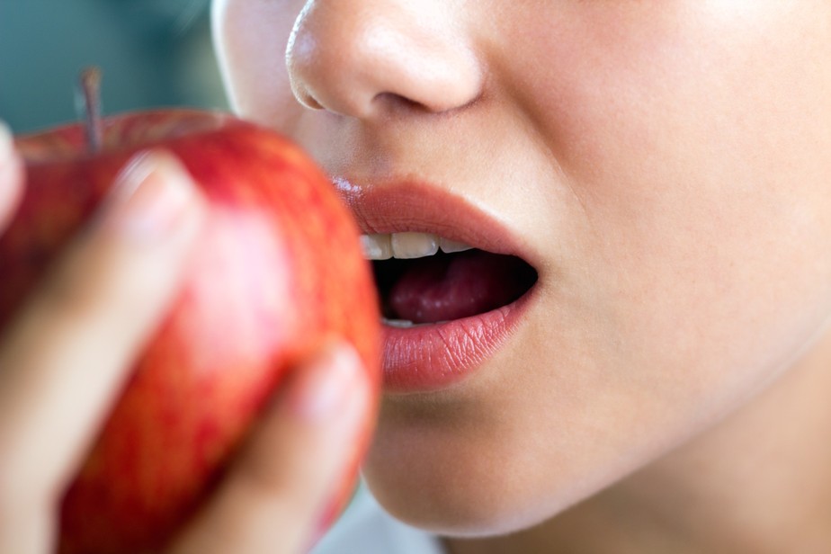 Morder uma maçã pode ajudar a manter dentes bonitos