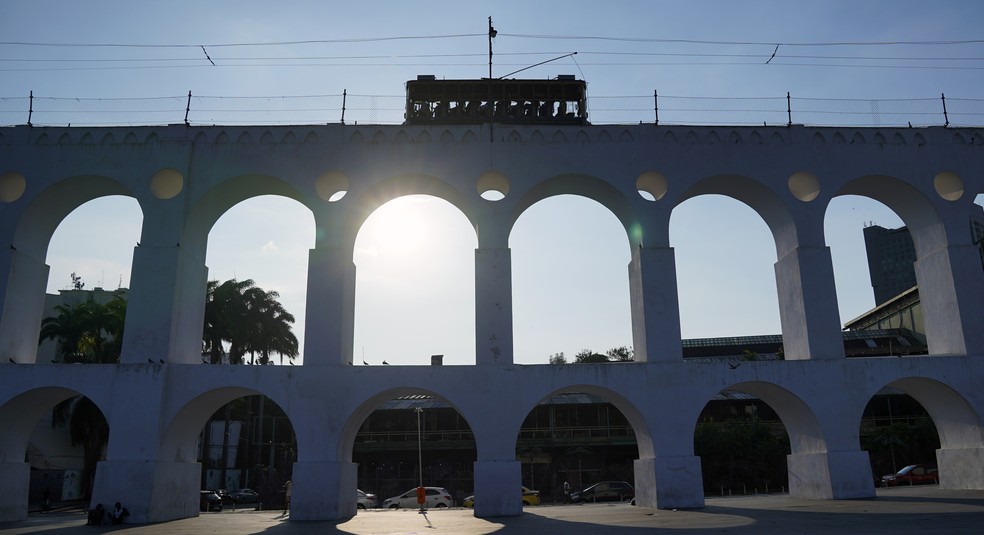 O bondinho de Santa Teresa sobre os Arcos da Lapa, no centro do Rio — Foto: Marcos Serra Lima/g1