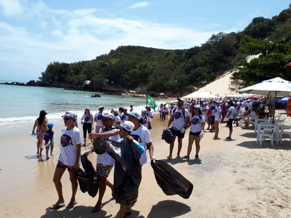 Mutirão de limpeza nas praias de Natal recolhe 13 toneladas de lixo
