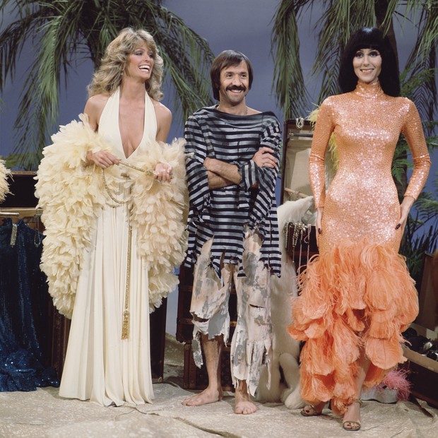 American actress Farrah Fawcett appears with married American singing and acting duo Sonny Bono (1935 - 1998) (born Salvatore Philip Bono) and Cher (born Cherilyn Sarkisian LaPiere) in a skit for the television variety show 'The Sonny & Cher Comedy Hour,' (Foto: Getty Images)