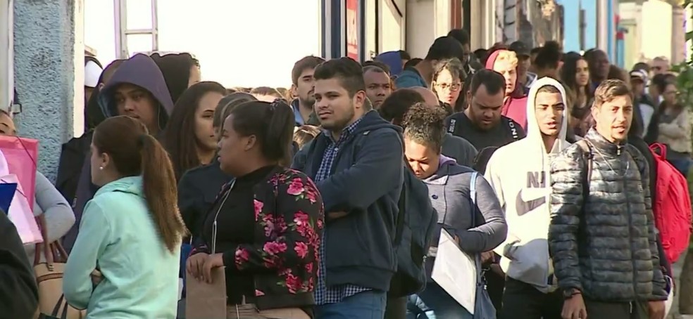 Multidão de candidatos em frente à sede da Semtre da vagas de qualificação profissional em Piracicaba (Foto: Reprodução/EPTV)