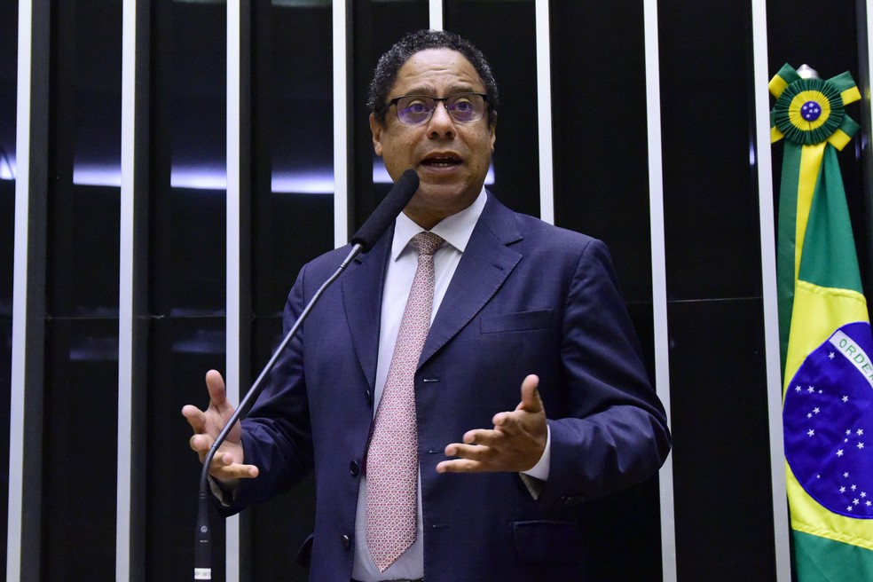 Relator diz que Câmara analisará nesta terça pedido de urgência do projeto das Fake News