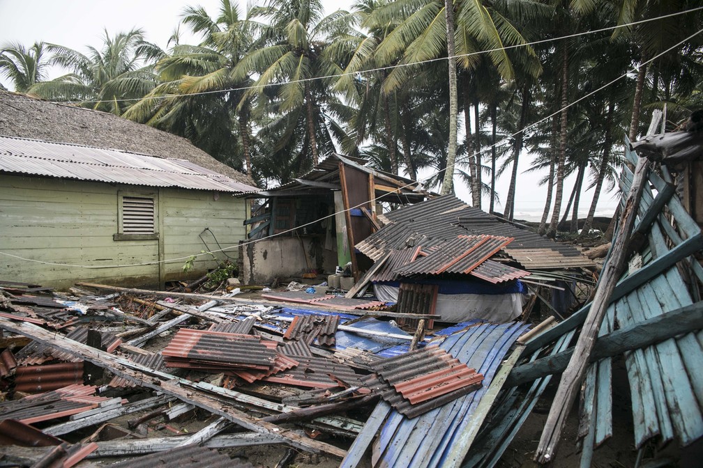 Casa destruída após passagem do furacão Irma, em Nagua, na República Dominicana (Foto: Tatiana Fernandez/AP)
