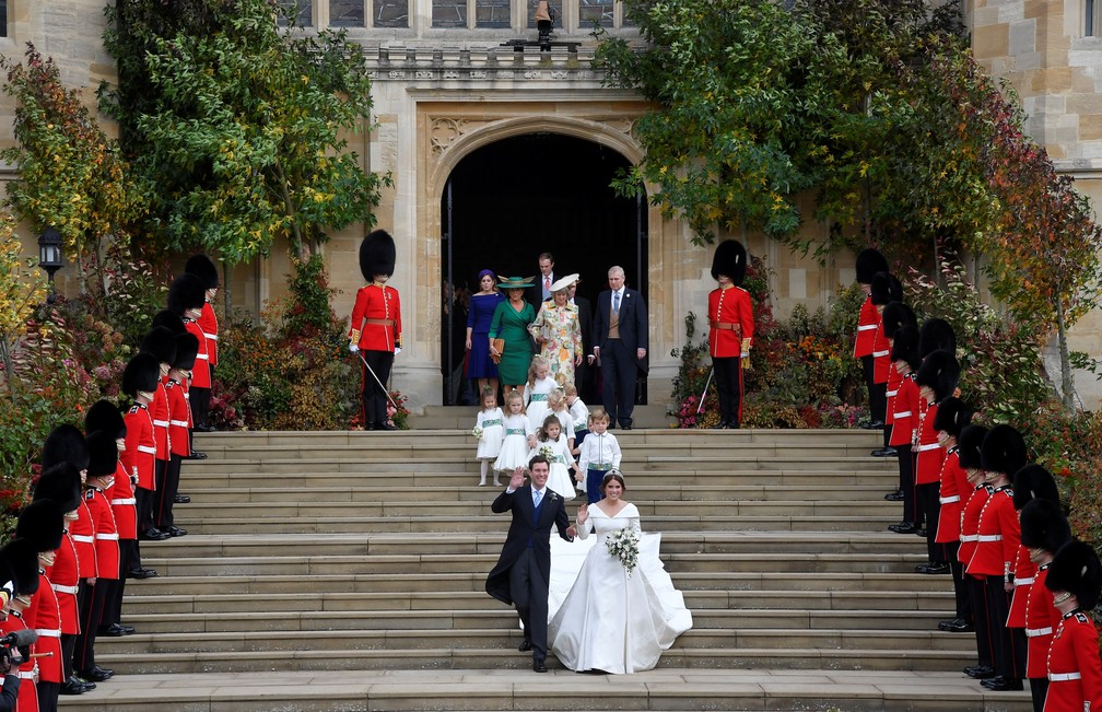 Princesa Eugenie e Jack Brooksbank deixam a capela de São Jorge, no Castelo de Windsor, após se casarem — Foto: Toby Melville/Reuters