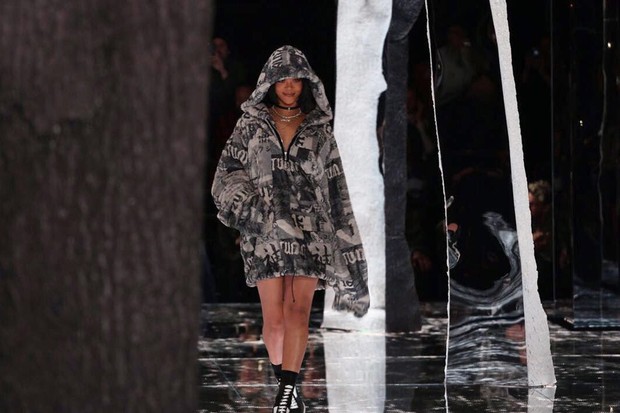 Rihanna na passarela (Foto: Fashiontomax)
