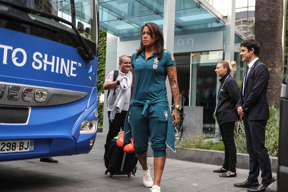 Bárbara na viagem da seleção brasileira feminina de Montpellier para Lille — Foto: CBF