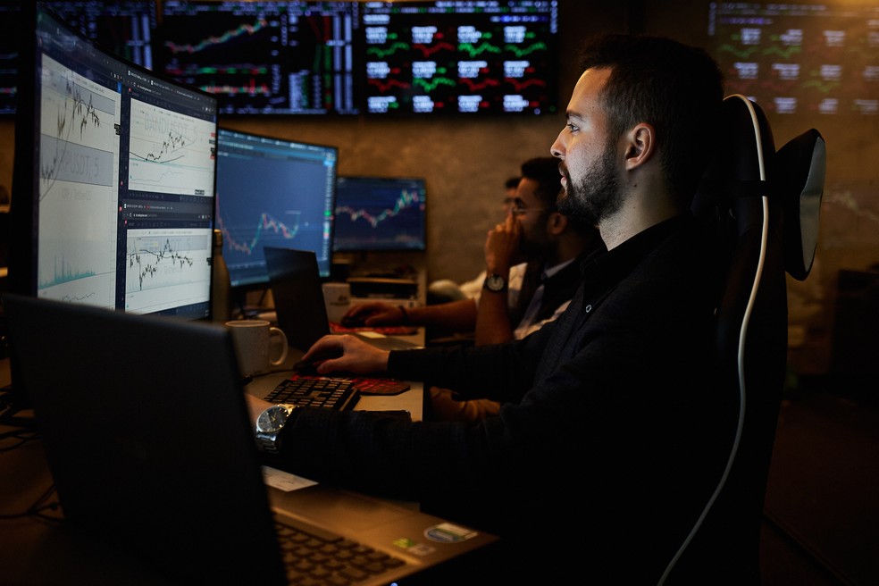 Parte da equipe de criptotraders da Braiscompany. A empresa é pioneira nesse tipo de operação no Brasil — Foto: Camila Ferreira/Braiscompany