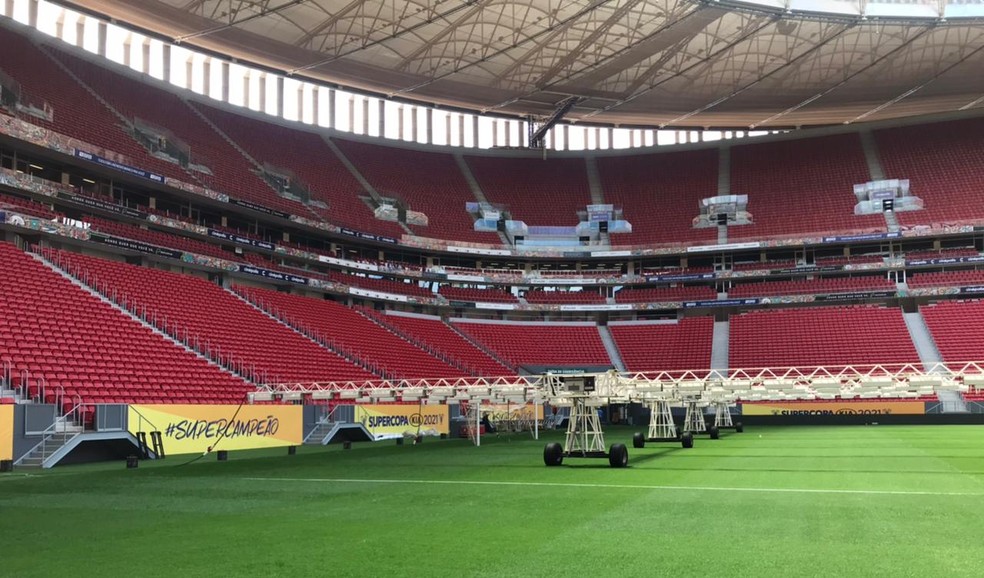 Mané Garrincha está sendo envelopado para a Supercopa 2021 — Foto: Sofia Miranda