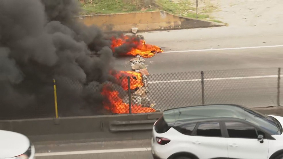 Manifestantes ateiam fogo em pneus e lixo na Dutra, altura de Nova Iguaçu  — Foto: Reprodução/TV Globo 