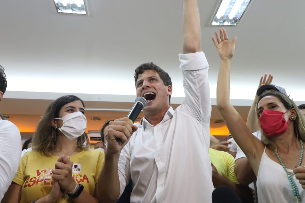João Campos discursa após ser eleito prefeito do Recife — Foto: Aldo Carneiro/Pernambuco Press