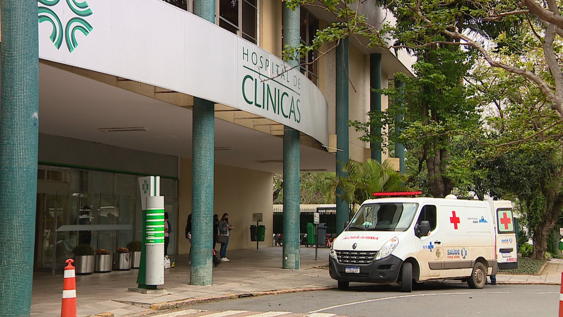 Emergências de hospitais e pronto-atendimentos estão com dobro da capacidade máxima de pacientes em Porto Alegre